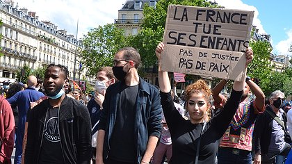 Illustration La dictature, c’est ferme ta gueule ; la démocratie, c’est cause toujours