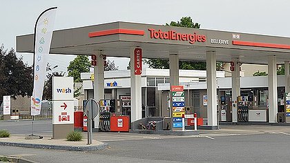 Illustration Essence : à bas les profiteurs de guerre ! Augmentation des salaires !